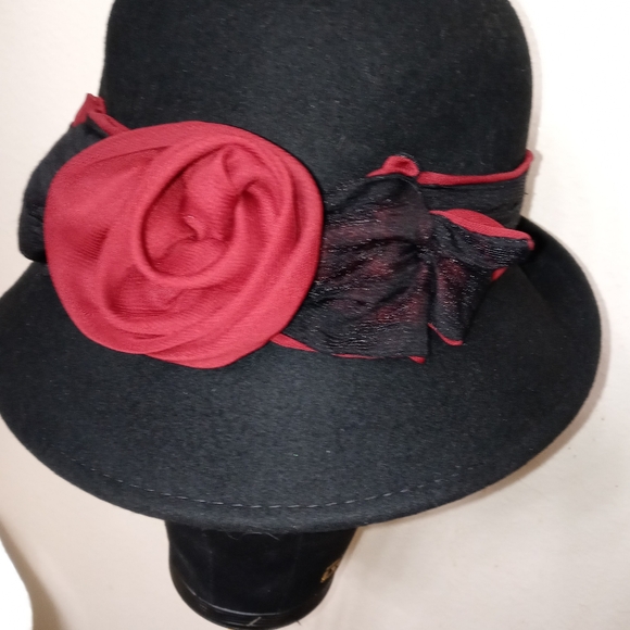 European Design Collanan Cloche Hat with Silk Trim and Roses - Picture 3 of 9